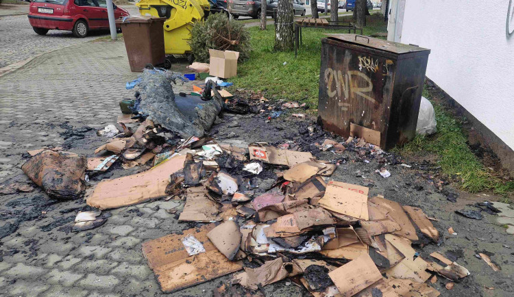 Lidé zapalují naše plastové popelnice, zlobí se brněnští popeláři