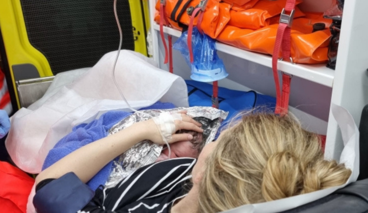 Tonička se narodila v sanitce