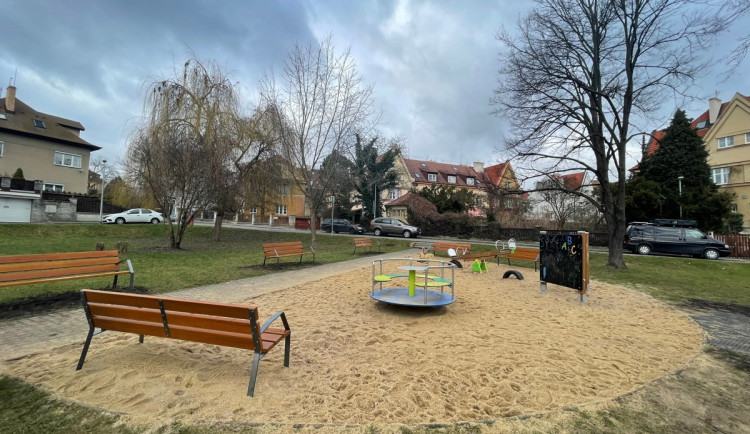 Hřiště na Hanspaulce má novou houpačku, kolotoč i písek. Potěší i dospělé