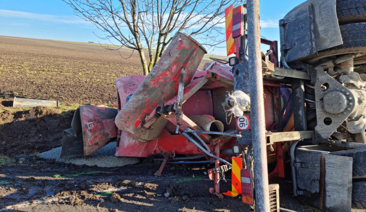 Na Brněnsku zemřel řidič domíchávače. Sjel do příkopu