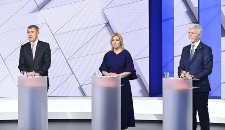 size4-16735561051608-241-komentar-debata-bizarni-vymena-darku-a-navrat-stareho-babise