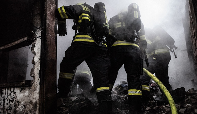 Hasiči našli během nočního požáru ohořelé lidské tělo