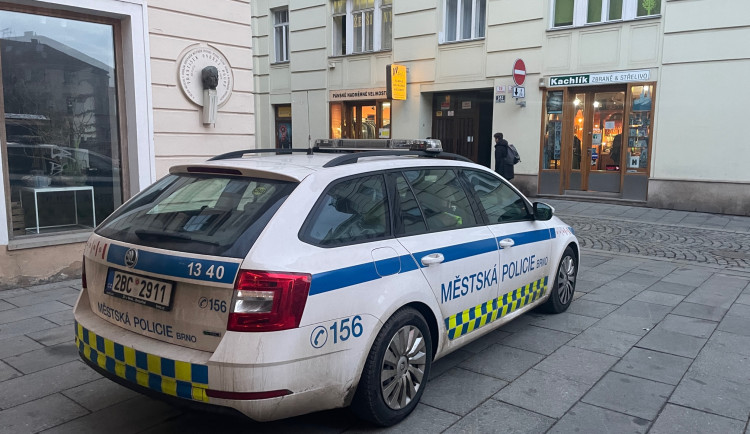 V Brně vyhlásili pátrání po tříletém chlapci. Našli ho ve volební místnosti, jak chroupe tatranku