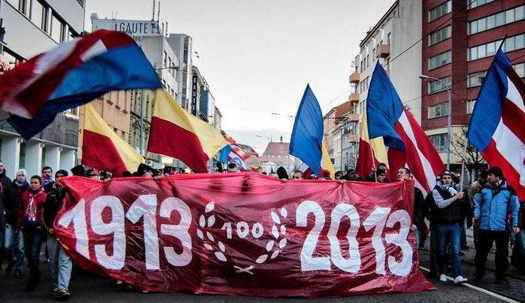 Pochod fanoušků a červeně nasvícený Špilberk. Brněnská Zbrojovka slaví 110 let
