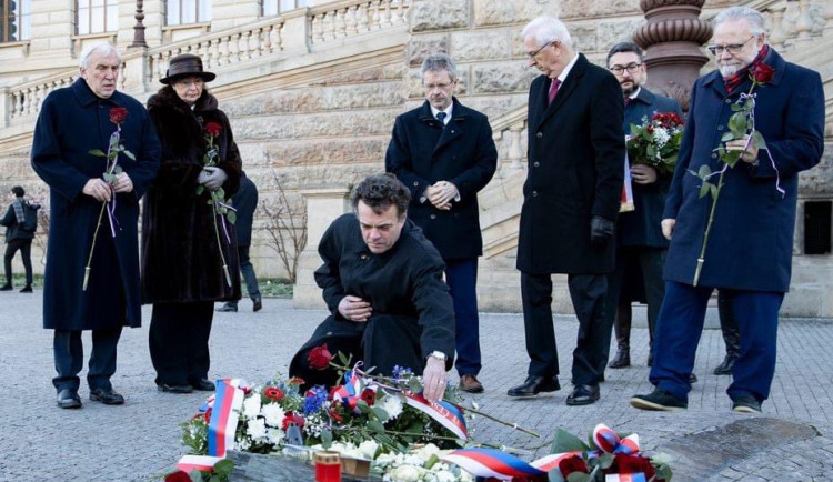 Lidé si připomínají památku Jana Palacha, který se upálil na Václavském náměstí