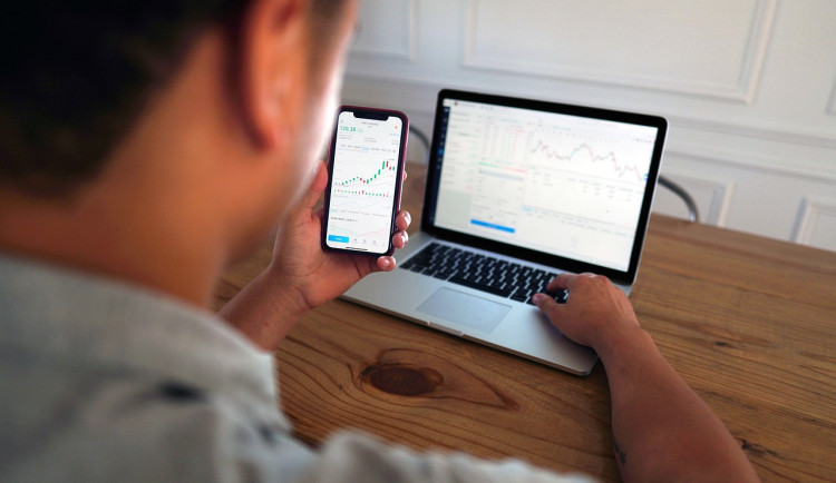 Naučíme tě investovat, řekli Rus s Američanem Jihomoravanovi a vybrali mu konto