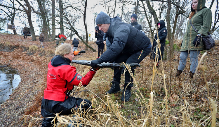 Řeka Dyje vydala vzácný nález. Archeologové vytáhli plavidlo z raného novověku