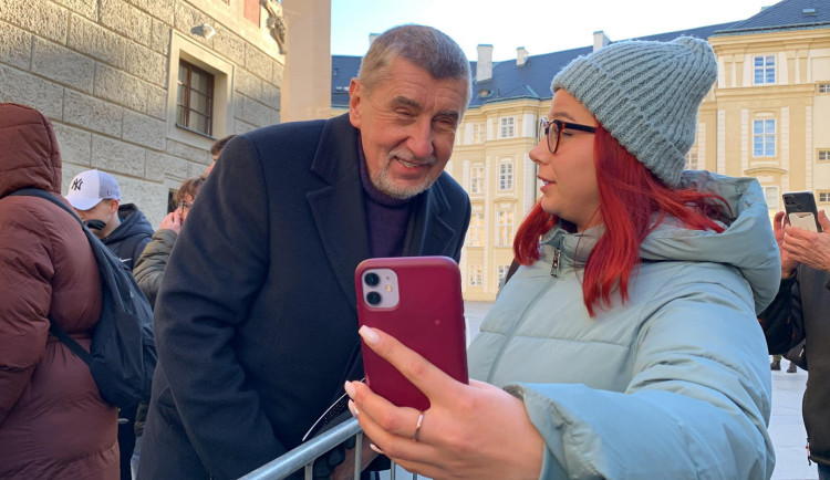 VIDEO: Babiše nepustili do kostela, tak exhiboval ve frontě na klenoty