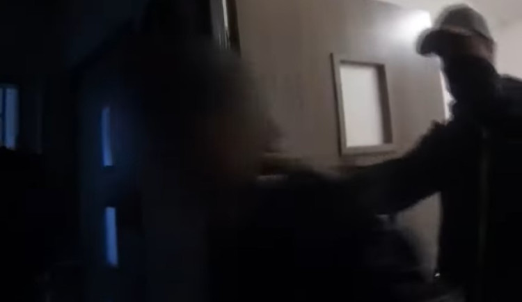 VIDEO: Mladík při nákupech aut předstíral, že posílá peníze prodejcům