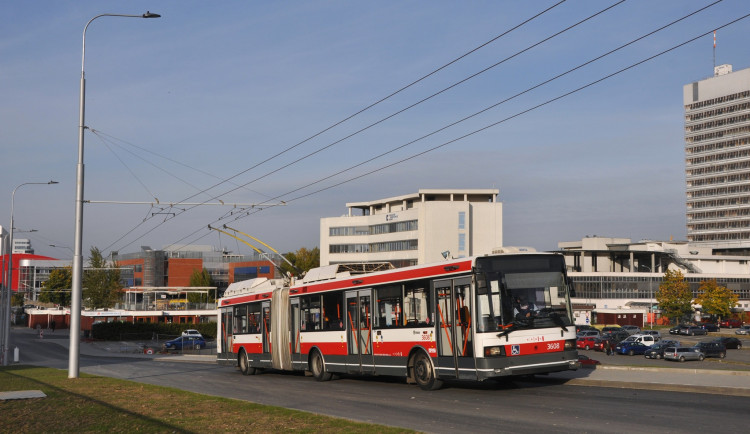 Brno se loučí s dvacetiletými trolejbusy. Vezme je na poslední projížďku