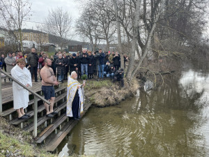Brněnští věřící skočili do řeky, aby uctili památku Ježíše