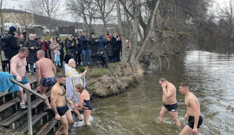 Brněnští věřící skočili do řeky, aby uctili památku Ježíše