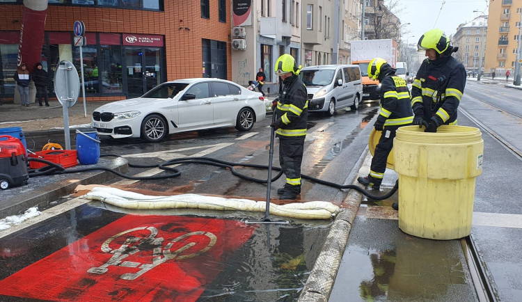 Hasiči řešili únik nafty po srážce automobilu, tramvaje a posypového vozu