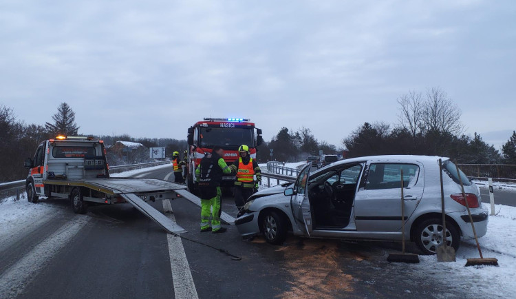 Sníh trápil řidiče na jižní Moravě. Policie řešila dvě desítky nehod