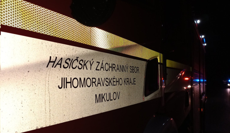 Při nehodě na Břeclavsku zemřel člověk. Záchranářskému vrtulníku bránilo počasí