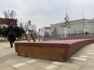 Lidé v Brně marně loví mobily z designových laviček. Pomáhá klacík nebo demontáž