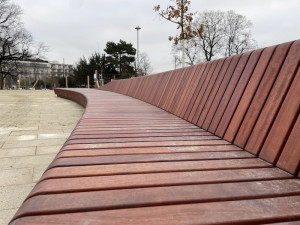 Lidé v Brně marně loví mobily z designových laviček. Pomáhá klacík nebo demontáž