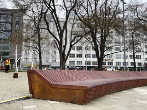 Lidé v Brně marně loví mobily z designových laviček. Pomáhá klacík nebo demontáž