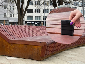 Lidé v Brně marně loví mobily z designových laviček. Pomáhá klacík nebo demontáž