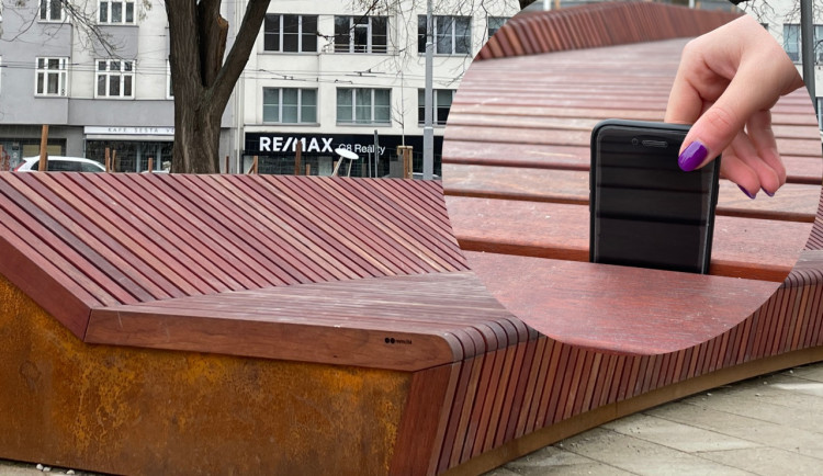 Lidé v Brně marně loví mobily z designových laviček. Pomáhá klacík nebo demontáž