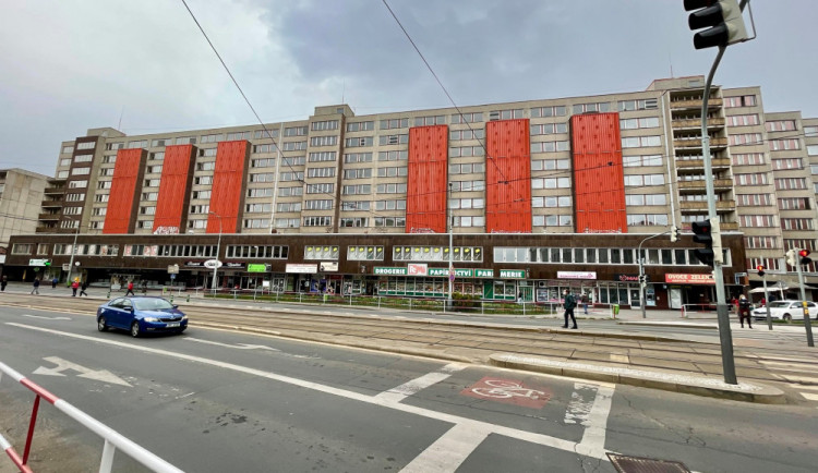 Podvodníci obcházejí paneláky. Zjišťují počty osob v bytech