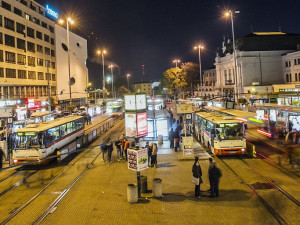 Mladík hrozil cestujícím v Brně noži. Po vystoupení rozkopal dveře autobusu