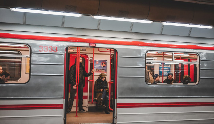 Senior spadl do kolejiště metra. Je v umělém spánku