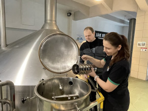 Na Starém Brně s předstihem vaří zelený pivo. Výrobu barevného moku poprvé řídí žena