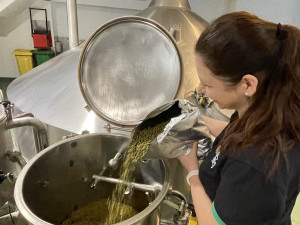 Na Starém Brně s předstihem vaří zelený pivo. Výrobu barevného moku poprvé řídí žena