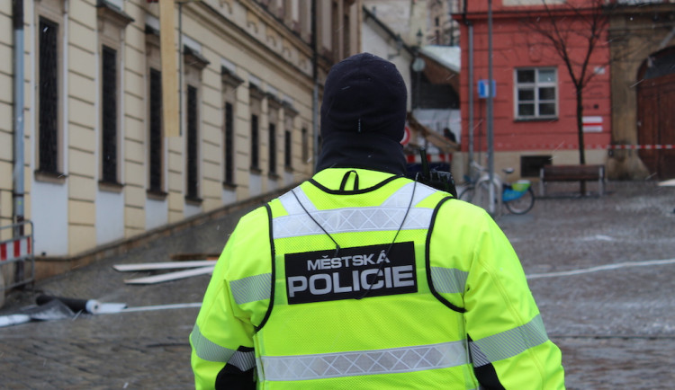 Sekuriťák šmátral muži v Brně do batůžku. Vylovil tuňáky
