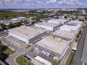 Bývalý areál Zetoru v Brně dále ožívá, nechybí v něm ani multifunkční CTBoxy