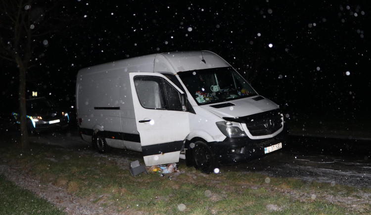 Ozbrojení lupiči přepadli u Brna dodávku Rumunů. Fingovali policejní kontrolu