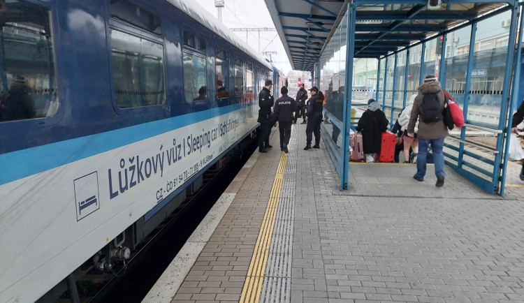 Údajné bomby ve dvou vlacích na Vysočině. Policie evakuovala cestující do bezpečného prostoru