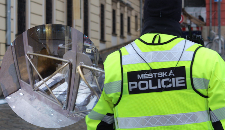 Cizinka rozkopala v Brně skleněnou výlohu. Pak křičela, že má jí střep rozřízl lýtko