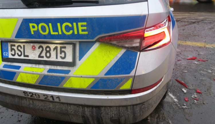 Policisté řídili provoz. Někdo jim mezitím naboural auto a ujel