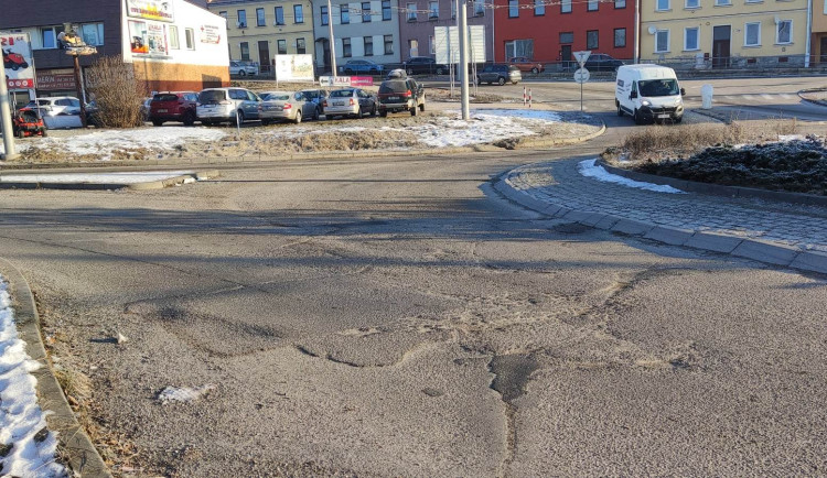 Kritizovaný kruhový objezd u Kauflandu je bez výmolů. Je to provizorní řešení, víc v zimě udělat nejde, říká mluvčí radnice