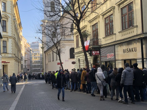 Tisíce lidé mrzne v Brně ve frontě na pamětní tisícovku