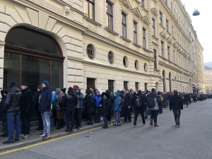 Tisíce lidí mrznou v Brně v nekonečné frontě na pamětní tisícovku
