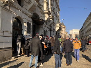 Tisíce lidé mrzne v Brně ve frontě na pamětní tisícovku