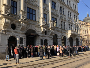 Tisíce lidé mrzne v Brně ve frontě na pamětní tisícovku