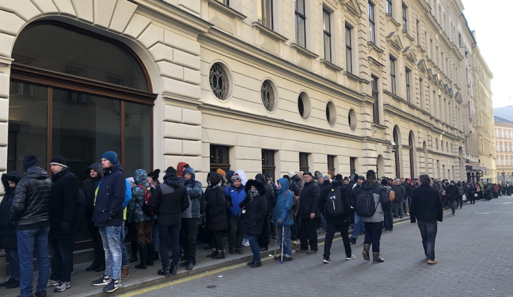 Tisíce lidé mrzne v Brně ve frontě na pamětní tisícovku