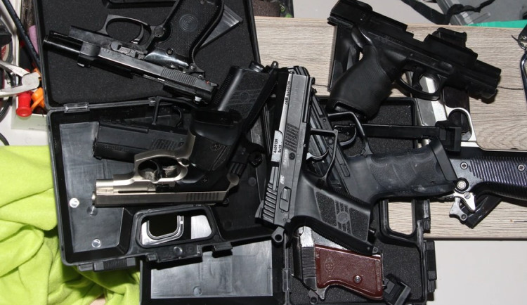 VIDEO: Cizinec se živil prodejem pervitinu. Policie u něj našla sbírku zbraní