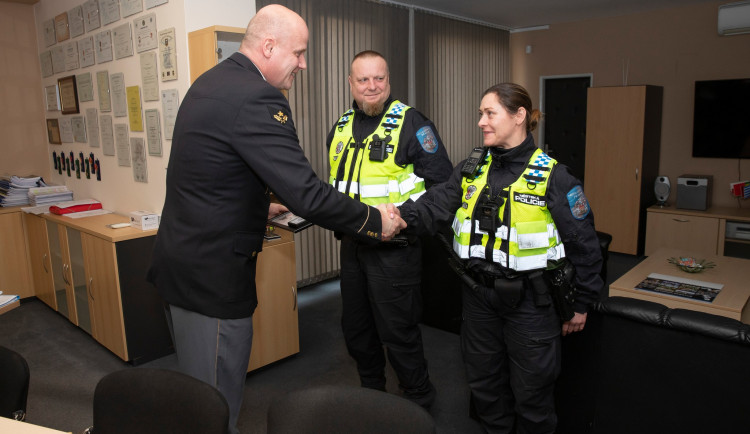 Opilý muž dal vařit jídlo a usnul. Strážníci, kteří ho zachránili, dostali ocenění