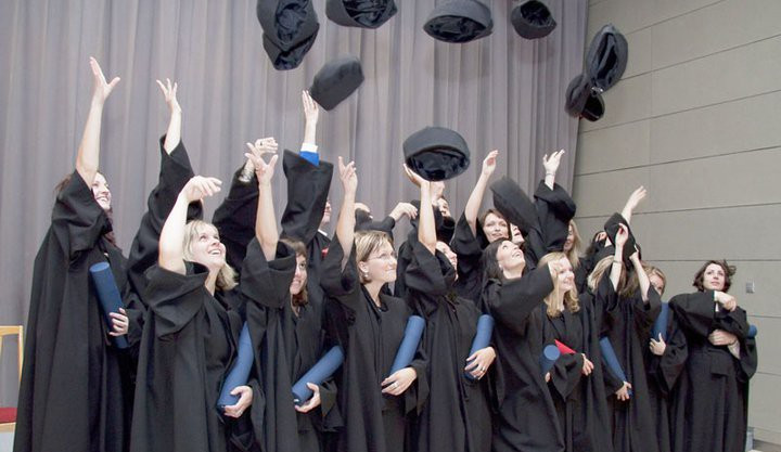 Vydejte nové diplomy absolventům, kteří si změnili pohlaví, navrhují univerzitám poslanci