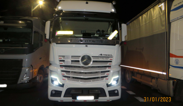 Kamioňák řídil dvacet hodin bez přestávky. U Mikulova dostal pokutu sto tisíc korun