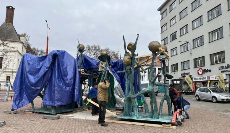 V Brně instalovali novou sochu na nerovný povrch. Někde se stala chyba, tuší ve městě
