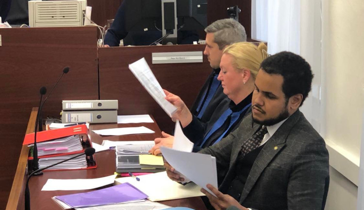 VIDEO: Začal soud s Ferim, ten při příchodu obvinění ze znásilnění popřel