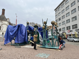V Brně instalovali novou sochu na nerovný povrch. Někde se stala chyba, tuší ve městě