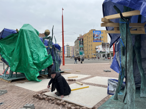 Nové umělecké dílo v Brně má problém. Je křivý povrch, všímají si ve městě