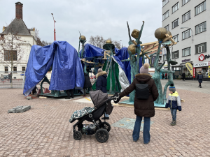 Nové umělecké dílo v Brně má problém. Je křivý povrch, všímají si ve městě